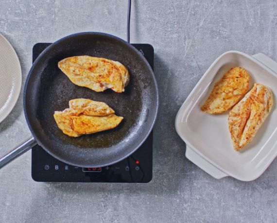 Dies ist Schritt Nr. 3 der Anleitung, wie man das Rezept Vegane Steaks nach Hähnchenart mit Paprikasoße und Zucchini-Gemüse zubereitet.