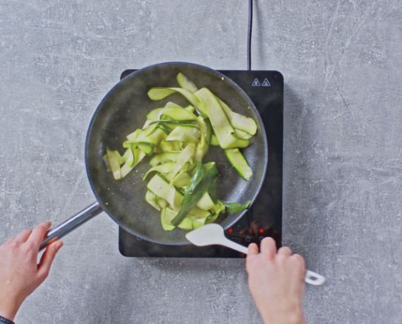 Dies ist Schritt Nr. 4 der Anleitung, wie man das Rezept Vegane Steaks nach Hähnchenart mit Paprikasoße und Zucchini-Gemüse zubereitet.