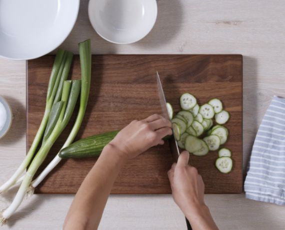 Dies ist Schritt Nr. 2 der Anleitung, wie man das Rezept Knusprige vegane Schnitzel mit karamellisierten Kartoffeln und Gurkensalat zubereitet.