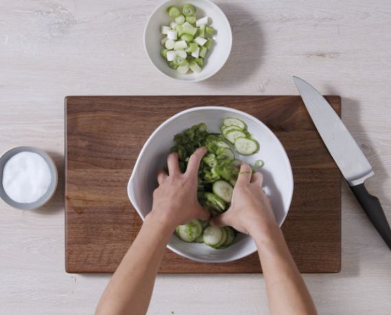 Dies ist Schritt Nr. 5 der Anleitung, wie man das Rezept Knusprige vegane Schnitzel mit karamellisierten Kartoffeln und Gurkensalat zubereitet.