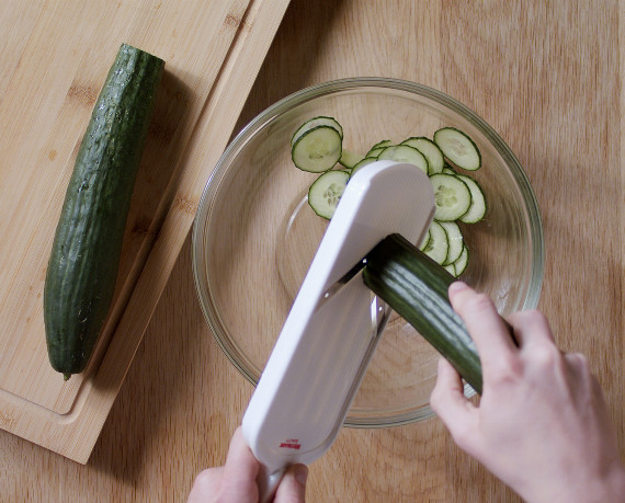 Dies ist Schritt Nr. 1 der Anleitung, wie man das Rezept Klassischer veganer Gurkensalat zubereitet.