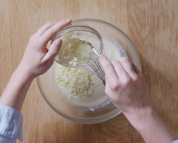 Dies ist Schritt Nr. 2 der Anleitung, wie man das Rezept Klassischer veganer Gurkensalat zubereitet.