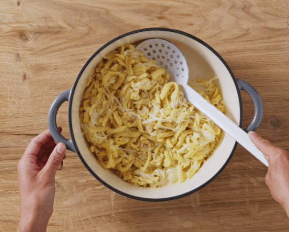 Dies ist Schritt Nr. 5 der Anleitung, wie man das Rezept Käsespätzle zubereitet.