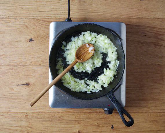 Dies ist Schritt Nr. 2 der Anleitung, wie man das Rezept Semmelknödel Grundrezept zubereitet.