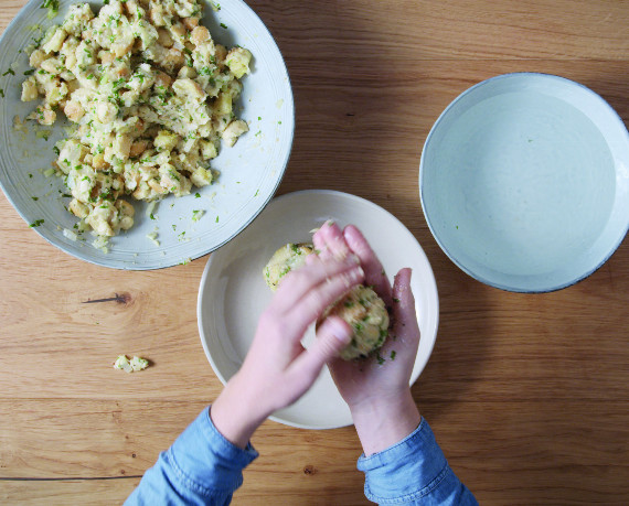 Dies ist Schritt Nr. 3 der Anleitung, wie man das Rezept Semmelknödel Grundrezept zubereitet.