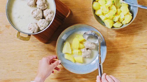 Dies ist Schritt Nr. 5 der Anleitung, wie man das Rezept Königsberger Klopse mit Salzkartoffeln zubereitet.