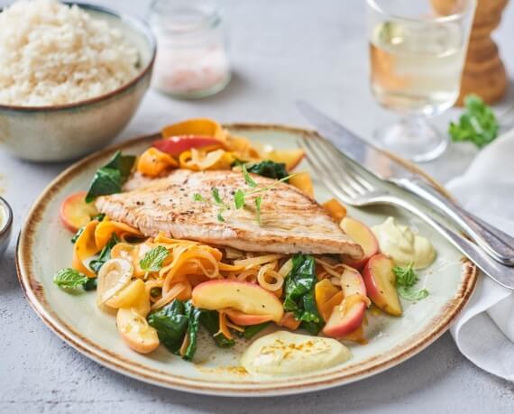 Putenschnitzel mit Apfel-Curry-Gemüse