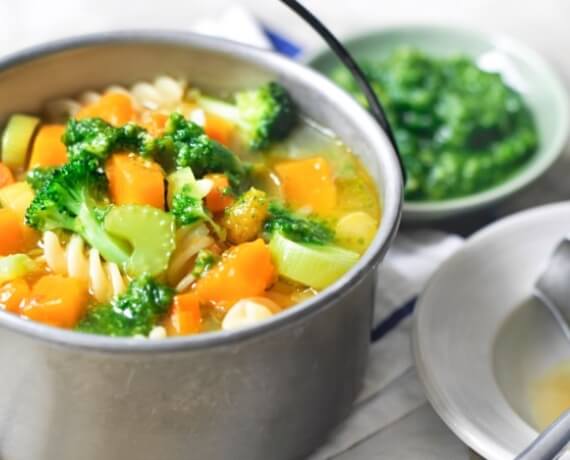 Möhren-Suppe mit Brokkoli zu Petersilienpesto und Mandeln