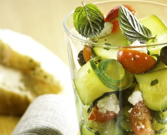 Zucchini-Feta-Salat mit Cherry-Tomaten und knusprigem Baguette