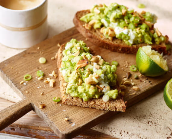 [Schnell &amp; einfach] Avocado-Frischkäse-Brot mit Erdnüssen | LIDL Kochen