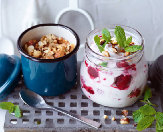 [Schnell &amp; einfach] Quarkspeise mit Himbeeren und Haselnüssen | LIDL Kochen