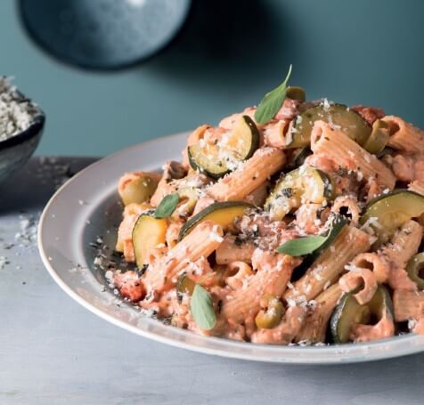 Makkaroni mit Oliven-Tomaten-Soße und Oregano-Parmesan