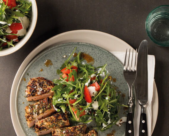 [Schnell &amp; einfach] Steaks im Kräuter-Gewürz-Mantel mit Tomaten-Rucola ...