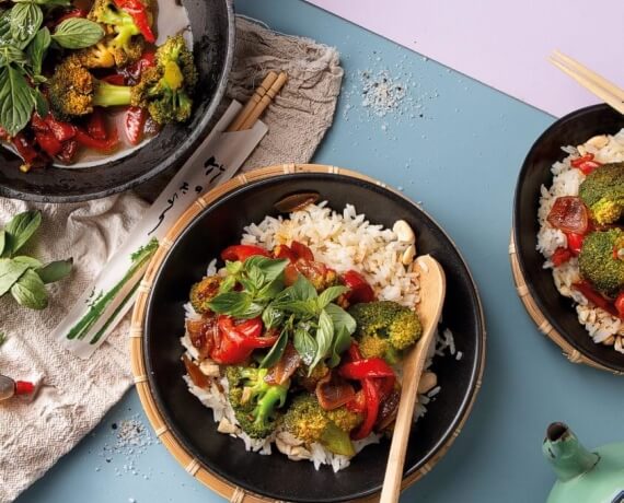 Brokkoli-Paprika-Stir-Fry an Reis mit Cashewkernen und Basilikum