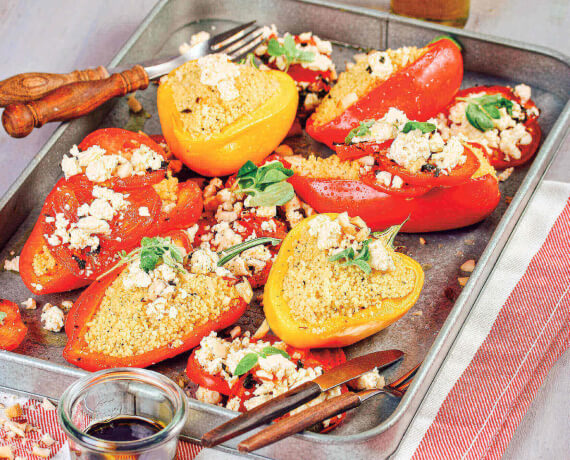 Mit Couscous gefüllte Paprika mit Feta auf Oregano-Tomaten