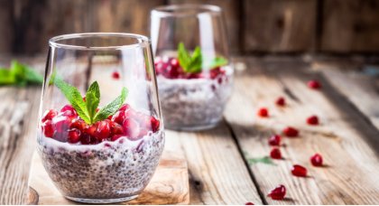 Chia-Pudding mit Kokosmilch, Minze und Granatapfel