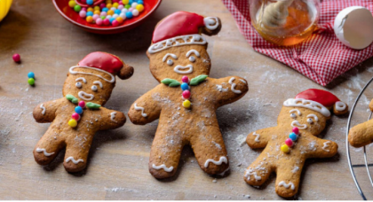 Lebkuchenmännchen mit Honig, verziert mit Zuckerperlen und Zuckerguss