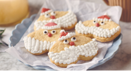 Weihnachtsmann-Ausstechplätzchen mit Lebensmittelfarbe